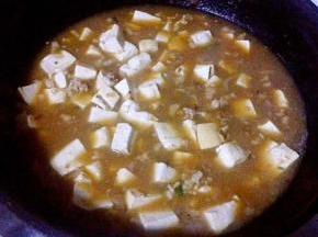 添加适量清水或高汤放入豆腐大火炖起来