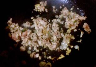 放入肉末大火快速翻炒至变色