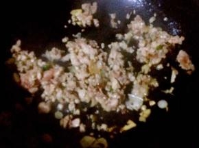 放入肉末大火快速翻炒至变色