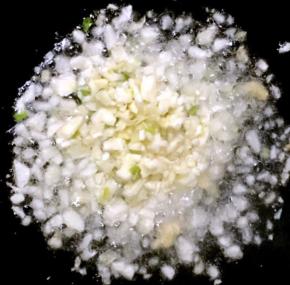 锅中倒入底油加热放入葱姜蒜爆香