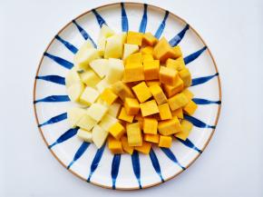 南瓜、土豆去皮切块；