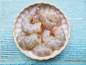 虾仁加黑胡椒+1勺料酒腌制10分钟；