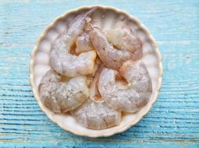 虾仁加黑胡椒+1勺料酒腌制10分钟；