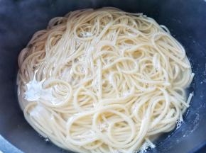 锅中烧开水加一勺盐，放意面煮10分钟至熟捞出过凉。