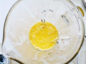 南瓜和土豆放入破壁机中，加少量水打成米糊，打完后加牛奶搅拌成糊状。