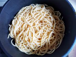 放入煮熟的意面，