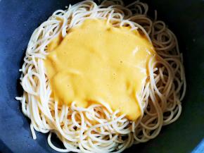 倒入南瓜土豆泥，翻拌均匀，