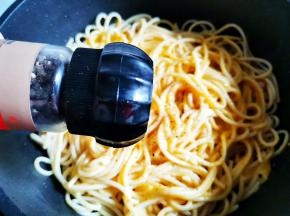 撒适量黑胡椒碎。