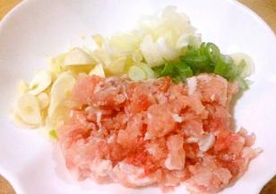 新鲜猪肉剁成肉末葱姜蒜切粒