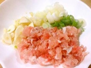 新鲜猪肉剁成肉末葱姜蒜切粒