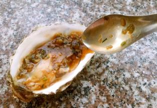 调好的料汁均匀的淋在牡蛎肉肉上