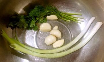 准备蒜去皮、葱、香菜摘好洗净