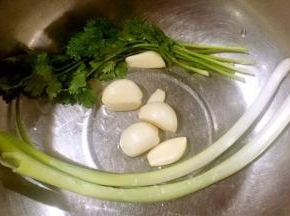 准备蒜去皮、葱、香菜摘好洗净