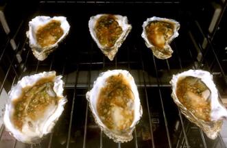 牡蛎依次淋上料汁再放入烤箱中烤五分钟