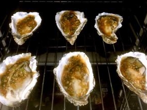 牡蛎依次淋上料汁再放入烤箱中烤五分钟