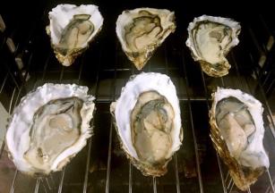 烤箱上下火180度预热后二十分钟摆入生蚝上下火200度烤15分钟