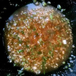 最后撒上香菜和葱粒提鲜即可