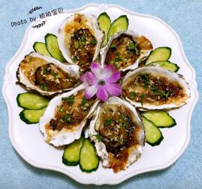 烤好的蒜蓉牡蛎摆入盘中用青瓜片装饰看着就是高大上的感觉