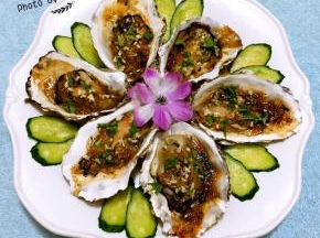 烤好的蒜蓉牡蛎摆入盘中用青瓜片装饰看着就是高大上的感觉