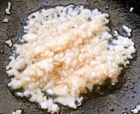 锅中倒入底油加热放入蒜粒爆香