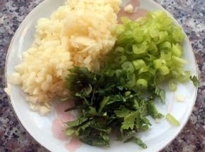 将蒜、葱、香菜切粒备用