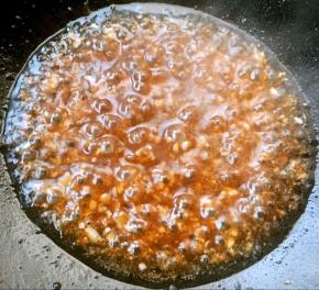 放入糖、一品鲜酱油、蚝油调味也可以添加少许清水烧开