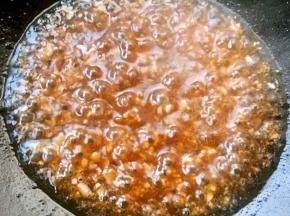 放入糖、一品鲜酱油、蚝油调味也可以添加少许清水烧开