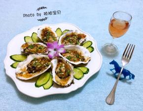 牡蛎入口鲜嫩混搭着蒜蓉独有的味道真是让人回味无穷