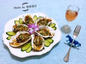 牡蛎入口鲜嫩混搭着蒜蓉独有的味道真是让人回味无穷