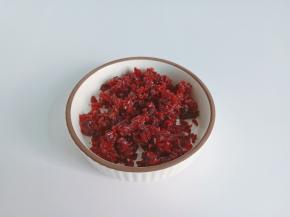 蔓越莓放在案板上切成碎末。