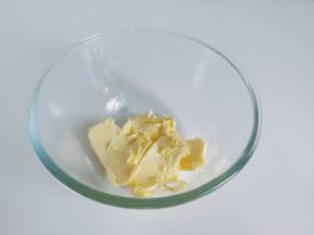 黄油提前从冷冻室拿出来软化。