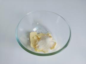 把白砂糖放入黄油里面【糖粉更加好】