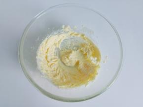 用电动打蛋器将黄油打发至颜色变浅。