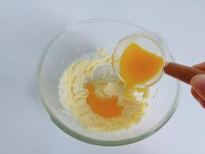 分三次加入蛋黄液。