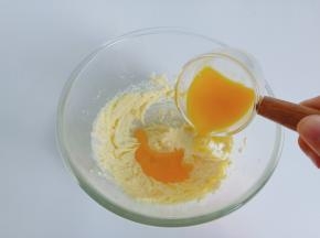 分三次加入蛋黄液。