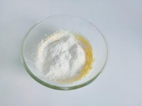筛入低筋面粉，一定要过筛。