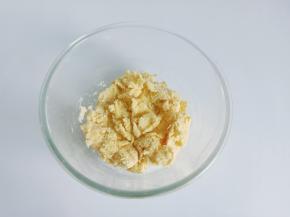 用翻拌刀的将它翻拌均匀。