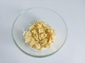 用翻拌刀的将它翻拌均匀。