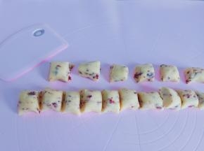 把面团放在揉面垫上，揉长圆形分成20等份。