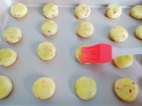 把刷一层蛋黄液。