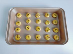 撒一层黑芝麻。