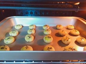 烤箱170度提前预热十分钟，烤盘放入中层，上下火170度烤15分钟。