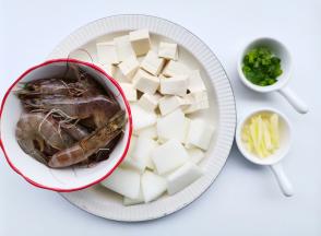 冬瓜去皮切片，豆腐切小块备用，葱切花，姜切丝。