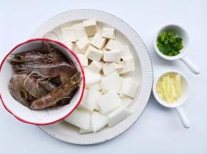 冬瓜去皮切片，豆腐切小块备用，葱切花，姜切丝。