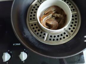 虾洗净去须去虾线上锅蒸熟加生抽料酒腌制一下。