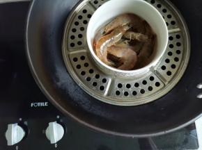 虾洗净去须去虾线上锅蒸熟加生抽料酒腌制一下。