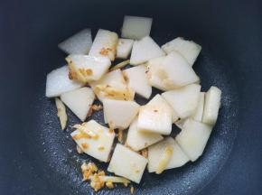 锅中加一点点油，爆香姜蒜末，放入冬瓜炒软后加一大碗水，
