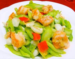 西芹百合虾仁也是宴客的必备拿手好菜噢