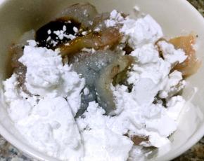 新鲜的海虾去皮去虾线放入料酒、淀粉、盐