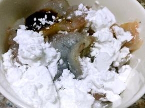 新鲜的海虾去皮去虾线放入料酒、淀粉、盐